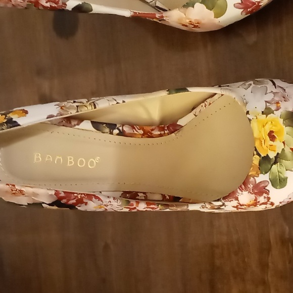 Bamboo Faux Leather Flowered High Heels 7.5 - Picture 6 of 8